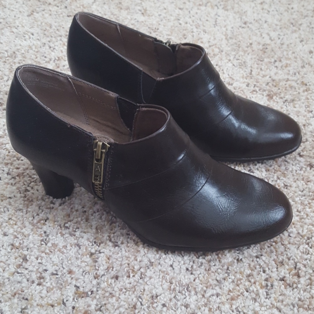 NIB Aerosoles brown heels with side zip